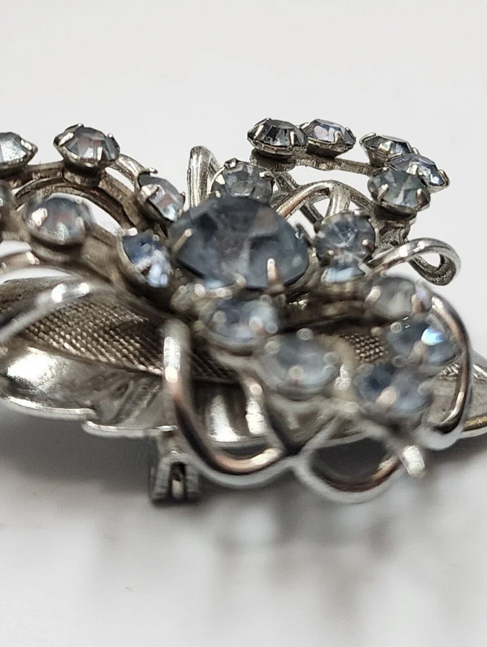 𝅺VINTAGE Flower Spray Brooch Mid Century Blue Rhinestone Silver Tone Curved 2